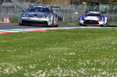 Scarperia, 23 Mart 2024 İtalya: Bruins-Cho-Kim 'in Hankook Takımı' ndan Porsche 911 GT3 Kupası (992) Mugello Pisti 'nde 12: 00 Hankook' ta yarışırken.