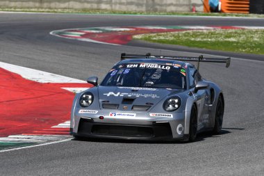 Scarperia, 23 Mart 2024 İtalya: Bruins-Cho-Kim 'in Hankook Takımı' ndan Porsche 911 GT3 Kupası (992) Mugello Pisti 'nde 12: 00 Hankook' ta yarışırken.