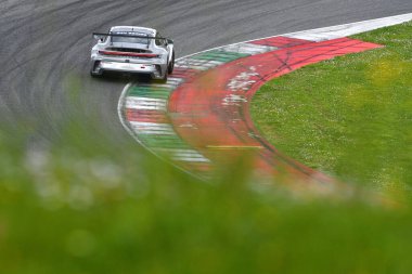 Scarperia, 23 Mart 2024 İtalya: Bruins-Cho-Kim 'in Hankook Takımı' ndan Porsche 911 GT3 Kupası (992) Mugello Pisti 'nde 12: 00 Hankook' ta yarışırken.