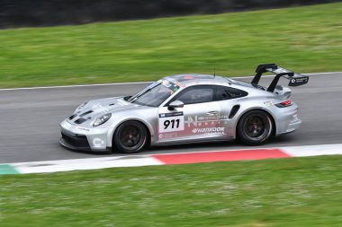 Scarperia, 23 Mart 2024 İtalya: Bruins-Cho-Kim 'in Hankook Takımı' ndan Porsche 911 GT3 Kupası (992) Mugello Pisti 'nde 12: 00 Hankook' ta yarışırken.