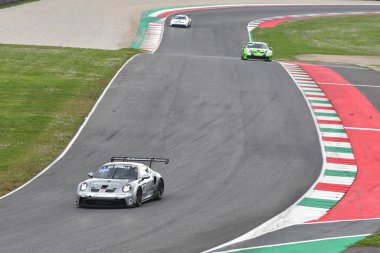 Scarperia, 23 Mart 2024 İtalya: Bruins-Cho-Kim 'in Hankook Takımı' ndan Porsche 911 GT3 Kupası (992) Mugello Pisti 'nde 12: 00 Hankook' ta yarışırken.