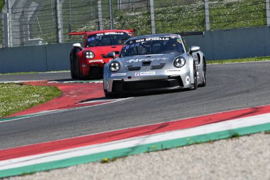 Scarperia, 23 Mart 2024 İtalya: Bruins-Cho-Kim 'in Hankook Takımı' ndan Porsche 911 GT3 Kupası (992) Mugello Pisti 'nde 12: 00 Hankook' ta yarışırken.