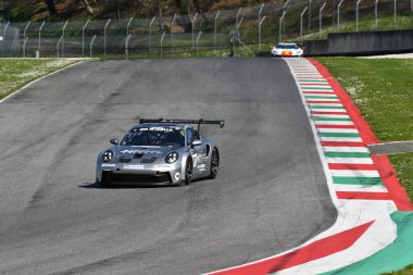 Scarperia, 23 Mart 2024 İtalya: Bruins-Cho-Kim 'in Hankook Takımı' ndan Porsche 911 GT3 Kupası (992) Mugello Pisti 'nde 12: 00 Hankook' ta yarışırken.