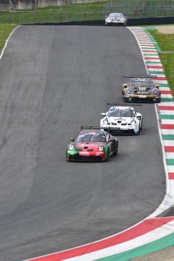 Scarperia, 23 Mart 2024 İtalya: Porsche 911 GT3 Kupası (992) Presezzi-Busnelli-Jacoma-Fenici takımından Centri Porsche Ticino, Mugello Pisti 'nde 12: 00 Hankook sırasında görev başında..