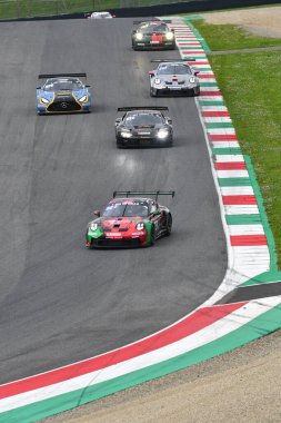Scarperia, 23 Mart 2024 İtalya: Porsche 911 GT3 Kupası (992) Presezzi-Busnelli-Jacoma-Fenici takımından Centri Porsche Ticino, Mugello Pisti 'nde 12: 00 Hankook sırasında görev başında..