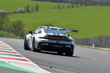 Scarperia, 23 Mart 2024 İtalya: Orkide Yarış Takımı 'ndan Porsche 911 GT3 Kupası (992) Godey-Garzon-Gillioz-Villiger-Mottet, Mugello Pisti' nde 12h Hankook sırasında görev başında.