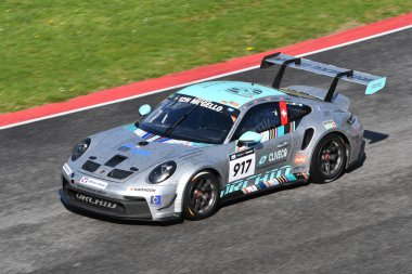 Scarperia, 23 Mart 2024 İtalya: Orkide Yarış Takımı 'ndan Porsche 911 GT3 Kupası (992) Godey-Garzon-Gillioz-Villiger-Mottet, Mugello Pisti' nde 12h Hankook sırasında görev başında.