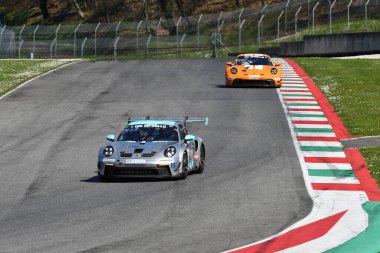 Scarperia, 23 Mart 2024 İtalya: Orkide Yarış Takımı 'ndan Porsche 911 GT3 Kupası (992) Godey-Garzon-Gillioz-Villiger-Mottet, Mugello Pisti' nde 12h Hankook sırasında görev başında.