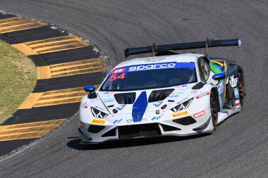 Scarperia, İtalya - 13 Temmuz 2024: IMPERIALE ekibinden Lamborghini Huracan GT3 EVO 2 Fas Giuseppe ve Bowen Alexander, ACI CSAI Yarış Haftasonu 2024 Mugello Pisti 'nde.