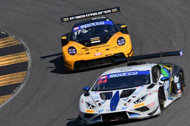 Scarperia, İtalya - 13 Temmuz 2024: IMPERIALE ekibinden Lamborghini Huracan GT3 EVO 2 Fas Giuseppe ve Bowen Alexander, ACI CSAI Yarış Haftasonu 2024 Mugello Pisti 'nde.