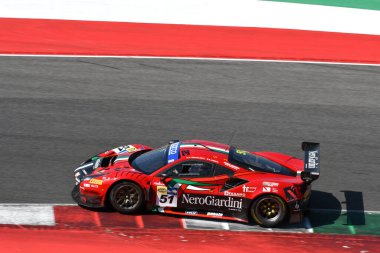 Scarperia, İtalya - 13 Temmuz 2024: Ferrari 488 GT3 takımı AF CORSE drive by Bracalente Alessandro ve Donno Eliseo ACI CSAI Yarış Haftası 2024 Mugello Pisti 'nde.