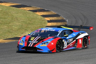 Scarperia, İtalya - 13 Temmuz 2024: Lamborghini Huracan GT3 EVO 2 takımı STAR Performansı sürücüsü Pavloviç Milos ve Splenger Florian ACI CSAI Yarış Yarışı Hafta Sonu 2024 Mugello Pisti 'nde.