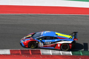 Scarperia, İtalya - 13 Temmuz 2024: Lamborghini Huracan GT3 EVO 2 takımı STAR Performansı sürücüsü Pavloviç Milos ve Splenger Florian ACI CSAI Yarış Yarışı Hafta Sonu 2024 Mugello Pisti 'nde.