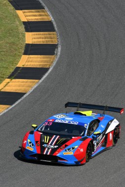 Scarperia, İtalya - 13 Temmuz 2024: Lamborghini Huracan GT3 EVO 2 takımı STAR Performansı sürücüsü Pavloviç Milos ve Splenger Florian ACI CSAI Yarış Yarışı Hafta Sonu 2024 Mugello Pisti 'nde.