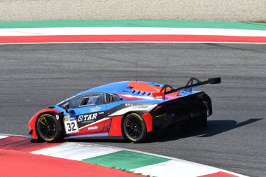 Scarperia, İtalya - 13 Temmuz 2024: Mur Sandro ve Lertlamprasertkul Nuttapong takımının STAR Performans 2 takımından Lamborghini Huracan GT3 EVO 2024 Mugello Pisti 'nde ACI CSAI Yarış Haftasonu 2024.