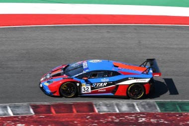 Scarperia, İtalya - 13 Temmuz 2024: Mur Sandro ve Lertlamprasertkul Nuttapong takımının STAR Performans 2 takımından Lamborghini Huracan GT3 EVO 2024 Mugello Pisti 'nde ACI CSAI Yarış Haftasonu 2024.