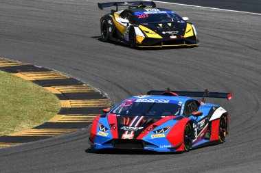 Scarperia, İtalya - 13 Temmuz 2024: Mur Sandro ve Lertlamprasertkul Nuttapong takımının STAR Performans 2 takımından Lamborghini Huracan GT3 EVO 2024 Mugello Pisti 'nde ACI CSAI Yarış Haftasonu 2024.