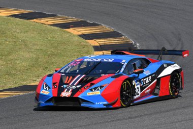 Scarperia, İtalya - 13 Temmuz 2024: Mur Sandro ve Lertlamprasertkul Nuttapong takımının STAR Performans 2 takımından Lamborghini Huracan GT3 EVO 2024 Mugello Pisti 'nde ACI CSAI Yarış Haftasonu 2024.