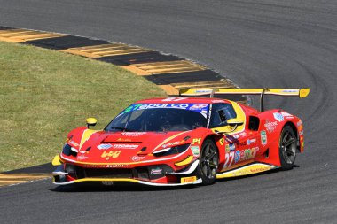 Scarperia, İtalya - 13 Temmuz 2024: SCUDERIA BALDINI takımından Ferrari 296 GT3 Fisichella Giancarlo ve Leclerc Arthur tarafından kullanılmaktadır..