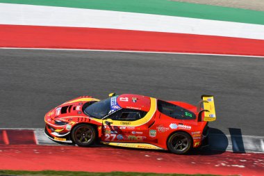 Scarperia, İtalya - 13 Temmuz 2024: SCUDERIA BALDINI takımından Ferrari 296 GT3 Fisichella Giancarlo ve Leclerc Arthur tarafından kullanılmaktadır..