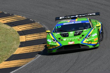 Scarperia, İtalya - 13 Temmuz 2024: Cazzaniga Riccardo ve Liberati Edoardo tarafından kullanılan VSR sürücüsü Lamborghini Huracan GT3 EVO 2, ACI CSAI Yarış Haftasonu 2024 Mugello Pisti 'nde eylem halindedir..