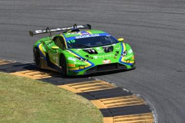 Scarperia, İtalya - 13 Temmuz 2024: Cazzaniga Riccardo ve Liberati Edoardo tarafından kullanılan VSR sürücüsü Lamborghini Huracan GT3 EVO 2, ACI CSAI Yarış Haftasonu 2024 Mugello Pisti 'nde eylem halindedir..