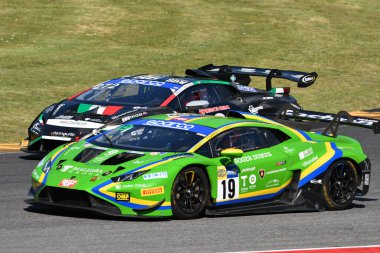 Scarperia, İtalya - 13 Temmuz 2024: Cazzaniga Riccardo ve Liberati Edoardo tarafından kullanılan VSR sürücüsü Lamborghini Huracan GT3 EVO 2, ACI CSAI Yarış Haftasonu 2024 Mugello Pisti 'nde eylem halindedir..