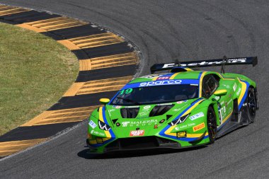 Scarperia, İtalya - 13 Temmuz 2024: Cazzaniga Riccardo ve Liberati Edoardo tarafından kullanılan VSR sürücüsü Lamborghini Huracan GT3 EVO 2, ACI CSAI Yarış Haftasonu 2024 Mugello Pisti 'nde eylem halindedir..