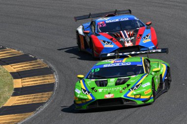 Scarperia, İtalya - 13 Temmuz 2024: Cazzaniga Riccardo ve Liberati Edoardo tarafından kullanılan VSR sürücüsü Lamborghini Huracan GT3 EVO 2, ACI CSAI Yarış Haftasonu 2024 Mugello Pisti 'nde eylem halindedir..