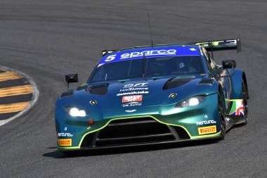 Scarperia, İtalya - 23 Ağustos 2024: Aston Martin Vantage AMR GT3 (L & A INFINITY drive) Di Giusto-Alatalo tarafından Mugello Pisti 'ndeki ön eleme oturumunda kullanıldı.