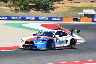 Scarperia, İtalya - 23 Ağustos 2024: BMW G82 M4 takımı BMW Italia CECCATO Racing drive Kligmann-Hesse tarafından Mugello Pisti 'ndeki ön eleme oturumunda kullanıldı.