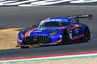 Scarperia, İtalya - 23 Ağustos 2024: AKM MOTORORT ekibinden Mercedes AMG GT3 Giraudi-Wiebelhaus tarafından Mugello Pisti 'ndeki ön eleme oturumunda kullanıldı.