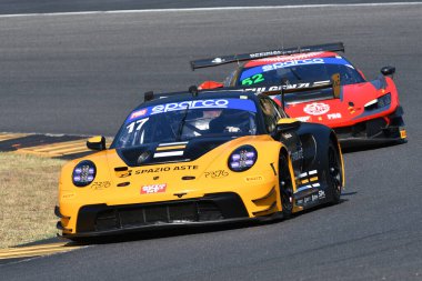 Scarperia, İtalya - 23 Ağustos 2024: Porsche 911 (992) Fulgenzi takımının GT3 R 'si Enrico Fulgenzi tarafından Mugello Pisti' ndeki ön eleme oturumunda kullanıldı