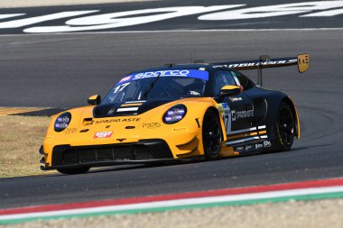 Scarperia, İtalya - 23 Ağustos 2024: Porsche 911 (992) Fulgenzi takımının GT3 R 'si Enrico Fulgenzi tarafından Mugello Pisti' ndeki ön eleme oturumunda kullanıldı