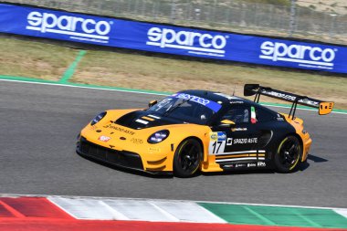 Scarperia, İtalya - 23 Ağustos 2024: Porsche 911 (992) Fulgenzi takımının GT3 R 'si Enrico Fulgenzi tarafından Mugello Pisti' ndeki ön eleme oturumunda kullanıldı