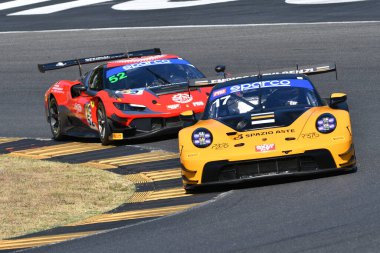 Scarperia, İtalya - 23 Ağustos 2024: Porsche 911 (992) Fulgenzi takımının GT3 R 'si Enrico Fulgenzi tarafından Mugello Pisti' ndeki ön eleme oturumunda kullanıldı