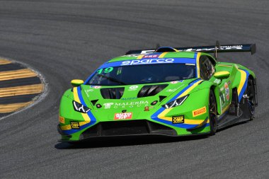 Scarperia, İtalya - 23 Ağustos 2024: Lamborghini Huracan GT3 VSR GT3 takımından Evo 2 Cazzaniga-Frassineti, Mugello Pisti 'ndeki ön eleme oturumunda görev başında.