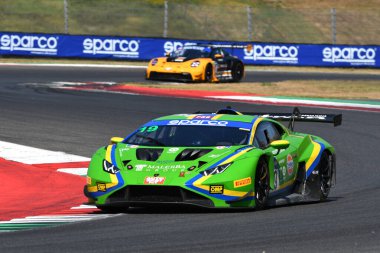 Scarperia, İtalya - 23 Ağustos 2024: Lamborghini Huracan GT3 VSR GT3 takımından Evo 2 Cazzaniga-Frassineti, Mugello Pisti 'ndeki ön eleme oturumunda görev başında.