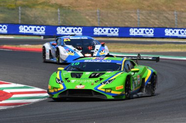 Scarperia, İtalya - 23 Ağustos 2024: Lamborghini Huracan GT3 VSR GT3 takımından Evo 2 Cazzaniga-Frassineti, Mugello Pisti 'ndeki ön eleme oturumunda görev başında.