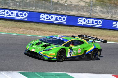 Scarperia, İtalya - 23 Ağustos 2024: Lamborghini Huracan GT3 VSR GT3 takımından Evo 2 Cazzaniga-Frassineti, Mugello Pisti 'ndeki ön eleme oturumunda görev başında.