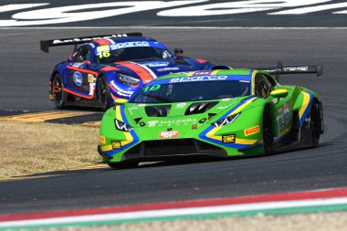 Scarperia, İtalya - 23 Ağustos 2024: Lamborghini Huracan GT3 VSR GT3 takımından Evo 2 Cazzaniga-Frassineti, Mugello Pisti 'ndeki ön eleme oturumunda görev başında.