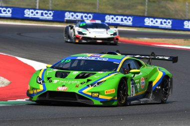 Scarperia, İtalya - 23 Ağustos 2024: Lamborghini Huracan GT3 VSR GT3 takımından Evo 2 Cazzaniga-Frassineti, Mugello Pisti 'ndeki ön eleme oturumunda görev başında.