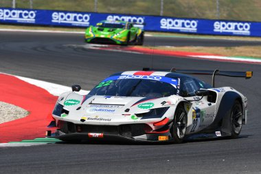 Scarperia, İtalya - 23 Ağustos 2024: EASY RACE takımından Ferrari 296 GT3 Trulli-Bontempelli tarafından Mugello Pisti 'ndeki ön eleme oturumunda kullanıldı.