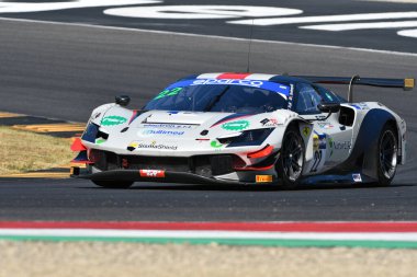 Scarperia, İtalya - 23 Ağustos 2024: EASY RACE takımından Ferrari 296 GT3 Trulli-Bontempelli tarafından Mugello Pisti 'ndeki ön eleme oturumunda kullanıldı.