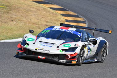 Scarperia, İtalya - 23 Ağustos 2024: EASY RACE takımından Ferrari 296 GT3 Trulli-Bontempelli tarafından Mugello Pisti 'ndeki ön eleme oturumunda kullanıldı.