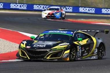 Scarperia, İtalya - 23 Ağustos 2024: NOVA RACE takımından Honda NSX ACURA GT3 Scarpetta-Simonini tarafından Mugello Pisti 'ndeki ön eleme oturumunda kullanıldı.