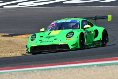 Scarperia, İtalya - 23 Ağustos 2024: Porsche 911 GT3 R (992) takımı Venerosi-Baccani tarafından Mugello Pisti 'ndeki ön eleme oturumunda kullanıldı.