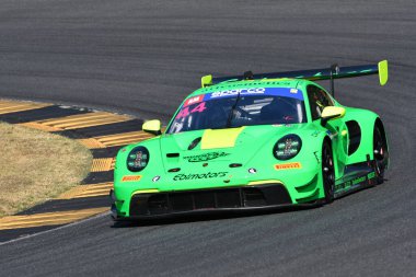 Scarperia, İtalya - 23 Ağustos 2024: Porsche 911 GT3 R (992) takımı Venerosi-Baccani tarafından Mugello Pisti 'ndeki ön eleme oturumunda kullanıldı.