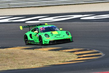 Scarperia, İtalya - 23 Ağustos 2024: Porsche 911 GT3 R (992) takımı Venerosi-Baccani tarafından Mugello Pisti 'ndeki ön eleme oturumunda kullanıldı.