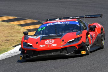 Scarperia, İtalya - 23 Ağustos 2024: Ferati-Nurmi 'nin AF CORSE takımından Ferrari 296 GT3 Mugello Pisti' ndeki ön eleme oturumunda
